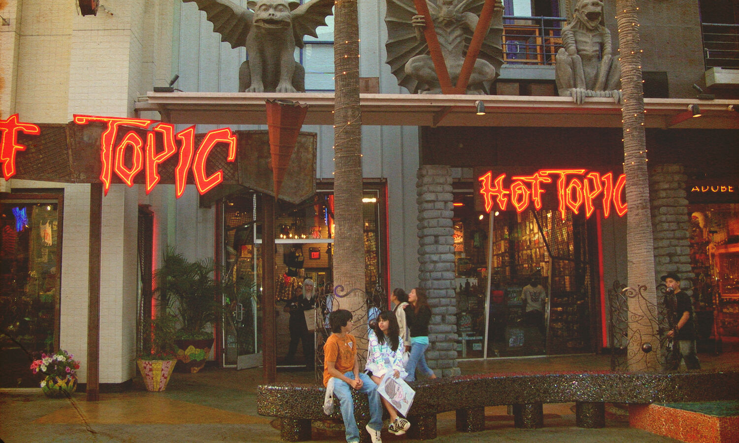 Hot topic escondido 2025 ca