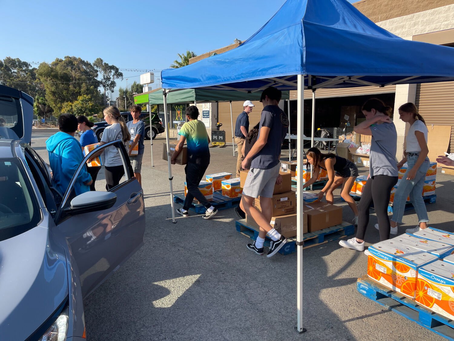 Lucky Duckling volunteers loading food.jpg