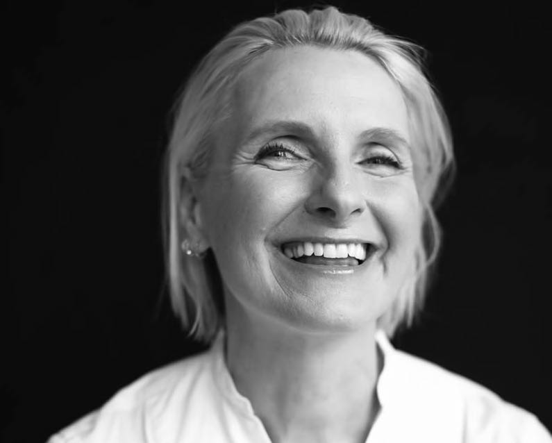 Black and white headshot of New York Times Best selling author Elizabeth Gilbert known for "Eat Pray Love" who is appearing at the 2024 Writers Symposium by the Sea in San Diego