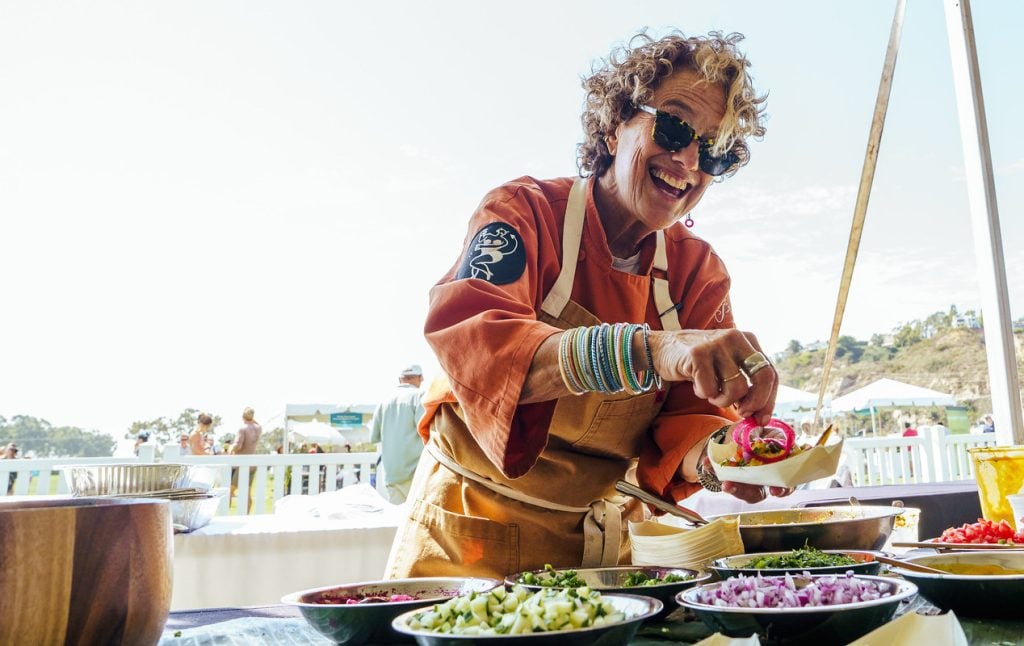 Koki Susan Feniger memasak di acara kuliner Del Mar Wine Food Festival San Diego yang berlangsung pada 2-7 Oktober 2024