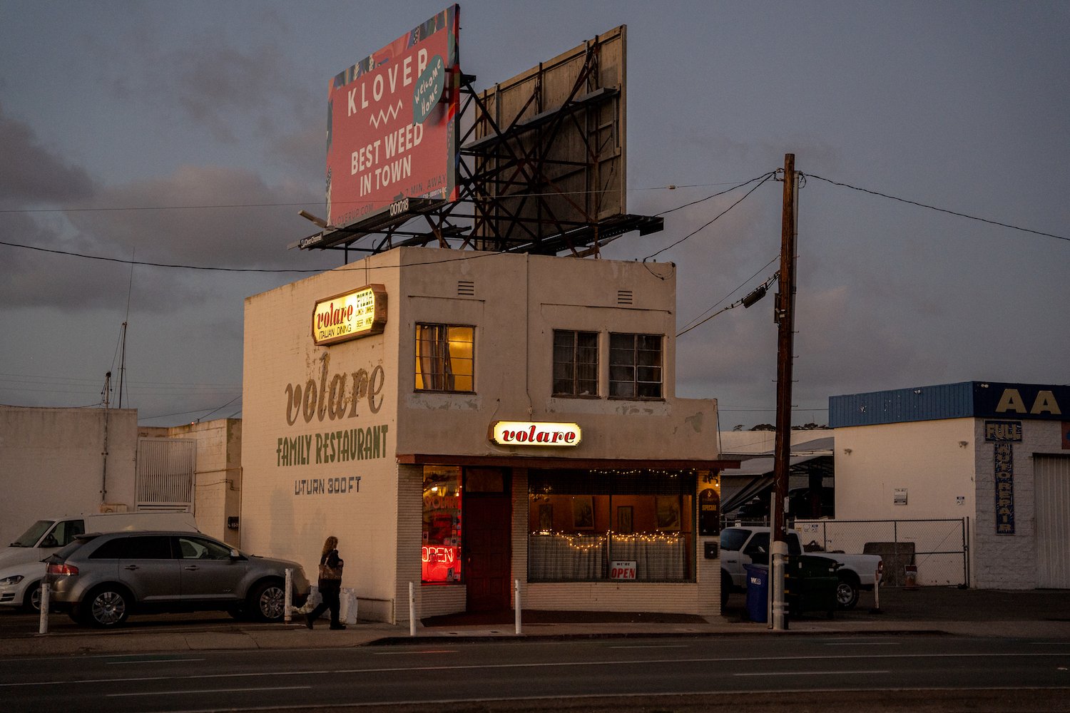 Exterior of San Diego restaurant Volare Italian Dining in Point Loma