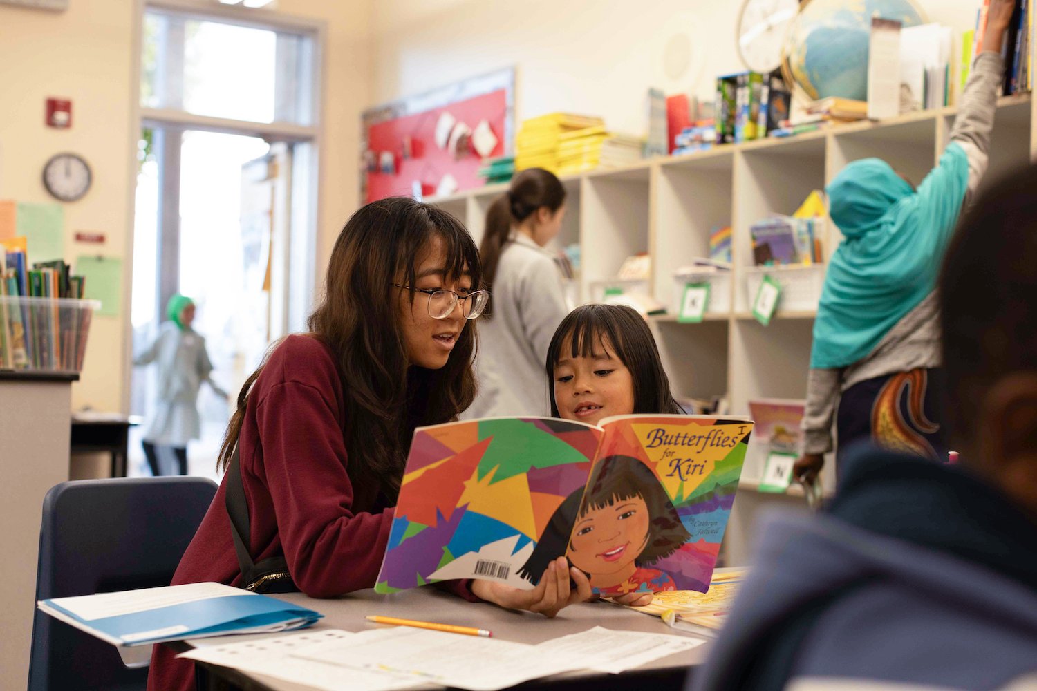 San Diego Refugee Tutoring nonprofit featuring a volunteer and an immigrant student at Ibarra Elementary School in City Heights