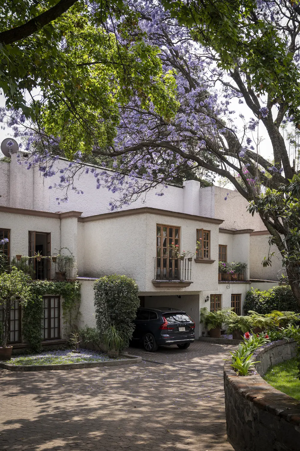 Mexico City modern architect home featuring the exterior and driveway in San Ángel