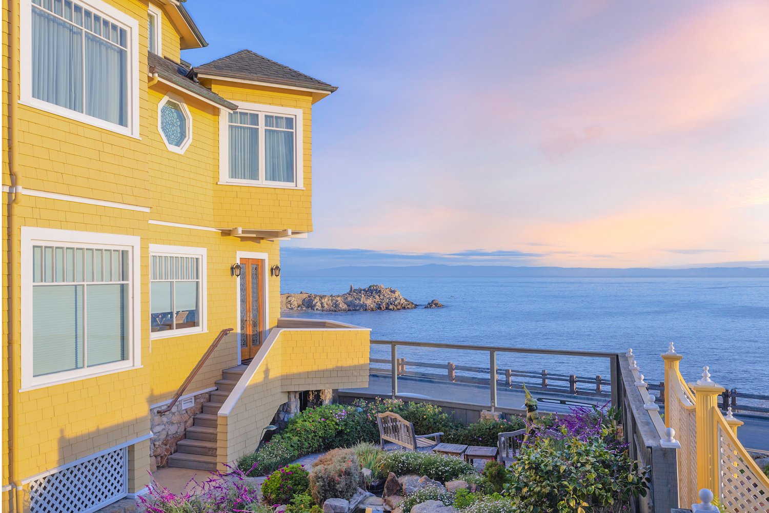 Exterior of Seven Gables Inn’s ocean-front rooms 